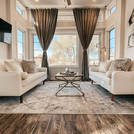 Beautiful And Elegant River Front Cottage